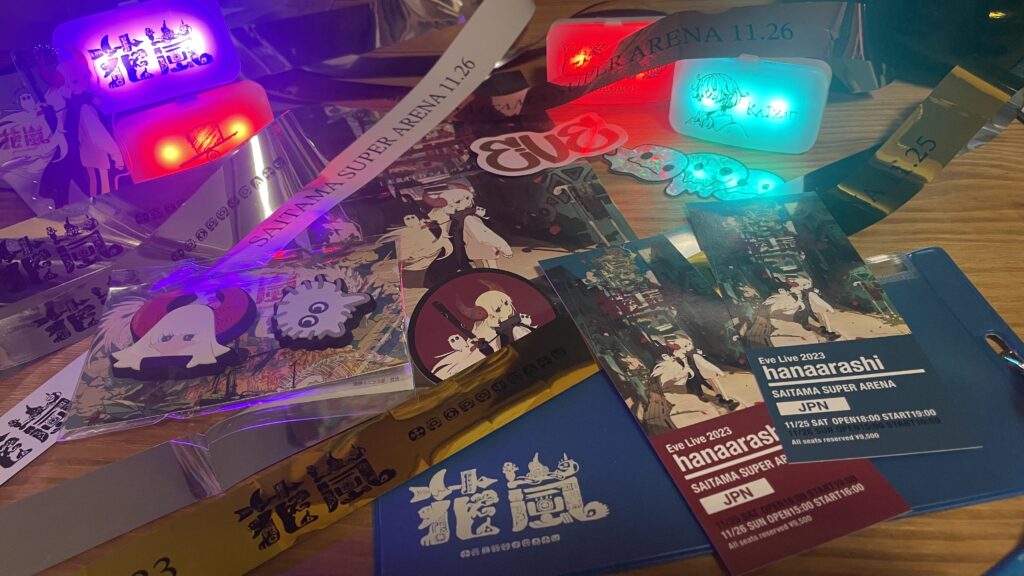 Eve花嵐ライブの入場特典、銀テ、LEDライト、グッズが写っている写真です。
