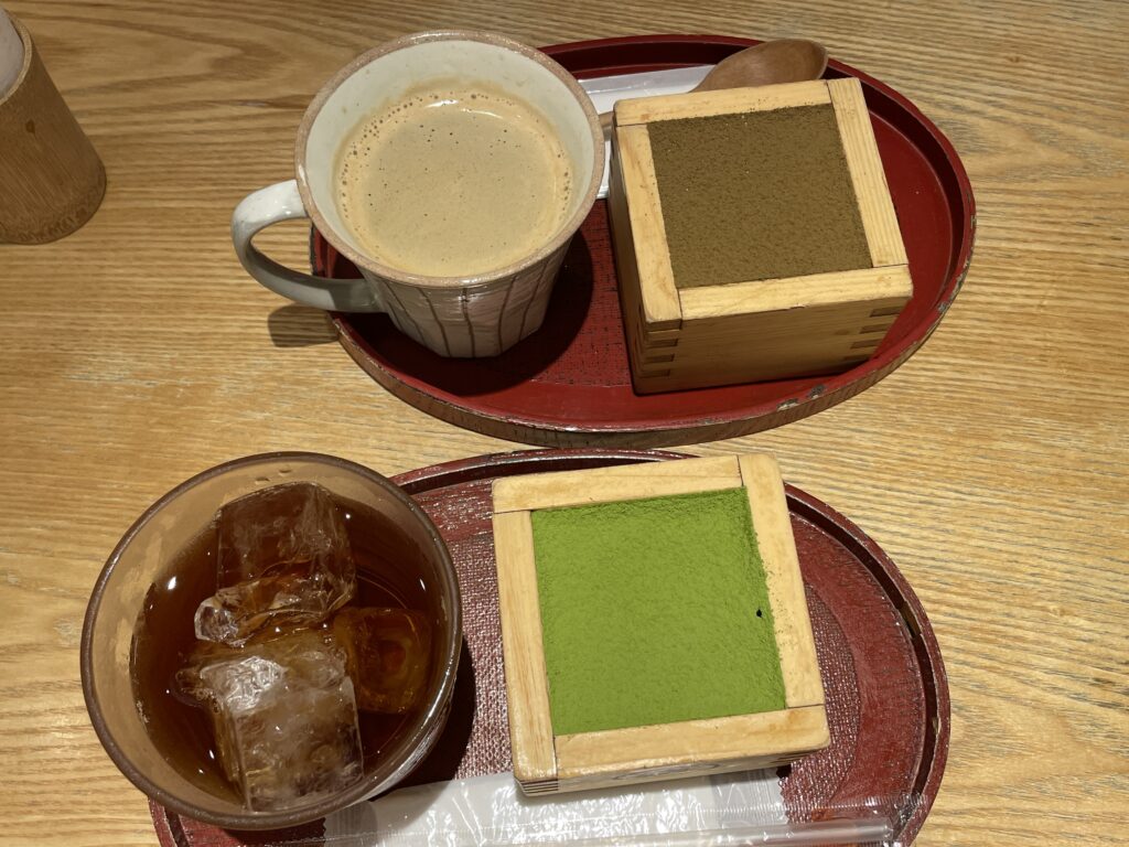 もみじ茶屋　小町通り店の抹茶ティラミスとほうじ茶ティラミスの画像